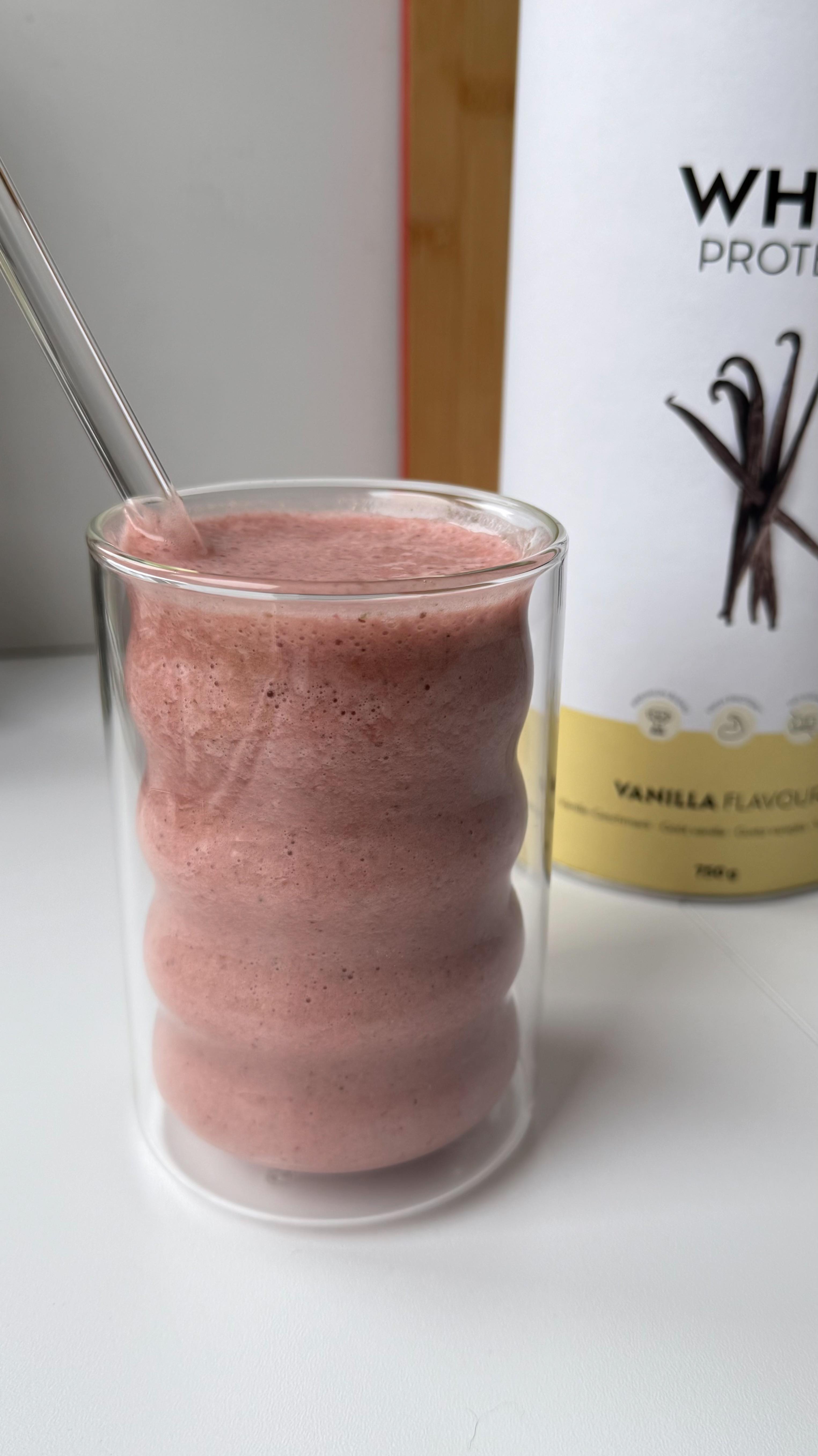 Instagram post by @patiispage for foodspring. Caption reads: My morning non-negotiables 🎀💫

Made my smoothie....