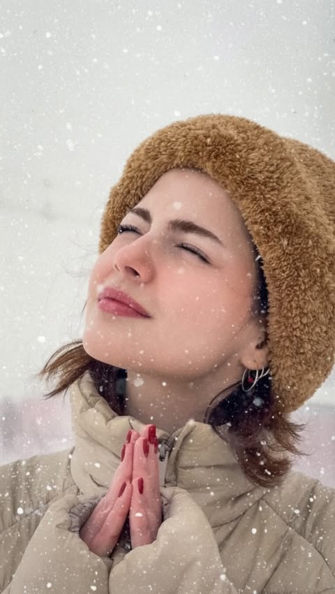 Instagram post by @lalfizu for Benefit Cosmetics. Caption reads: -10 derecede cold girl olmak için makeup lazım....