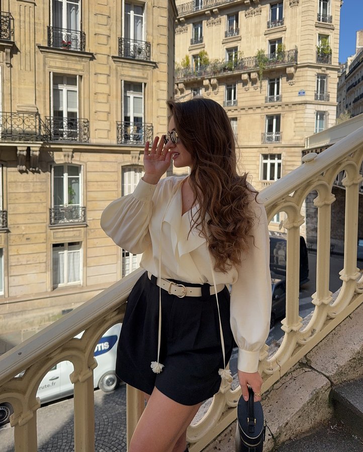 Instagram post by @veroniika.platonova for CLUSE. Caption reads: [...] 
Boots @hm 
Bag @paris64world 
Belt @mango....