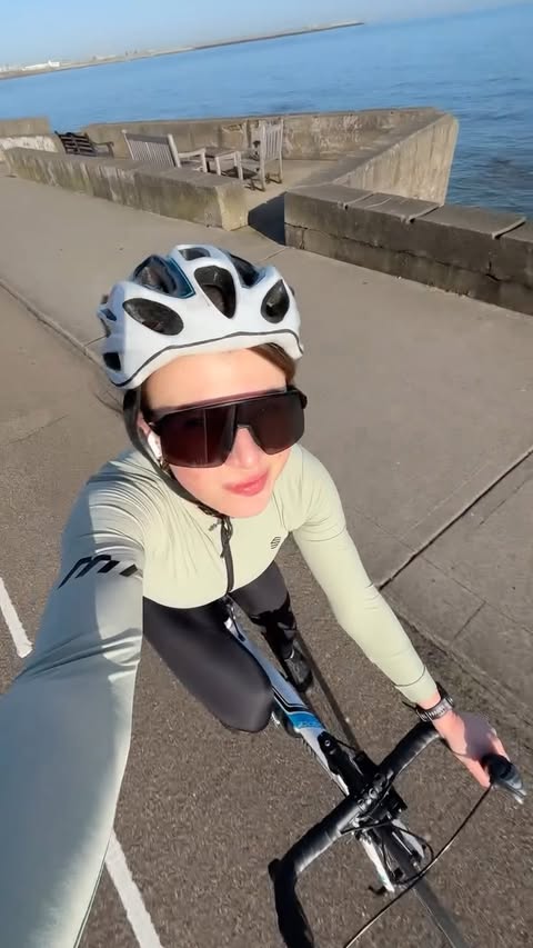 Instagram post by @hanna.dmochowska for Siroko. Caption reads: [...] this year!! 🚴🏼‍♀️🌞 outfit - top: @siroko....
