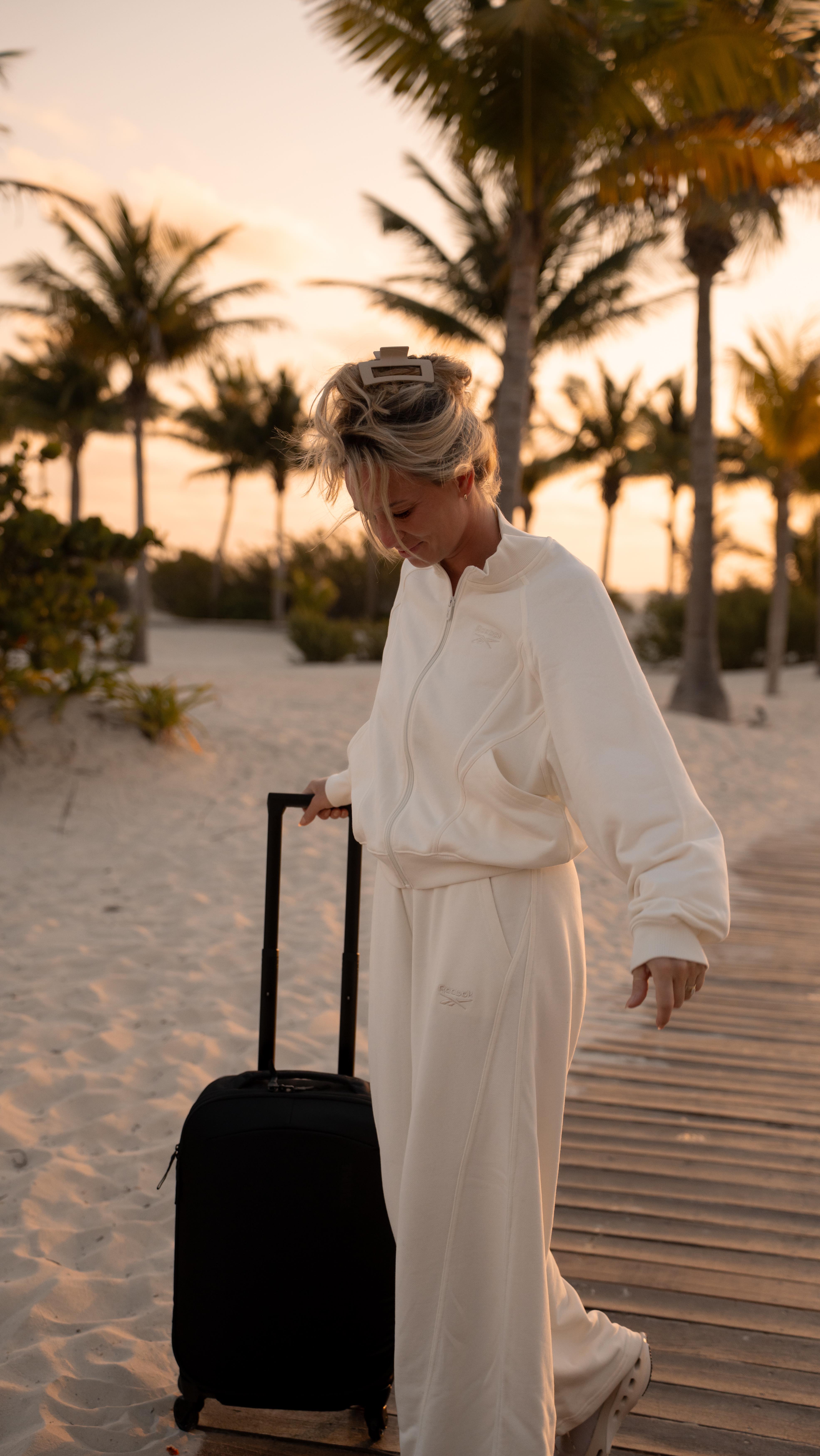 Instagram post by @beurl for Sports Experts. Caption reads: #Pub Destination Soleil 🌞 Costa Mujeres en....