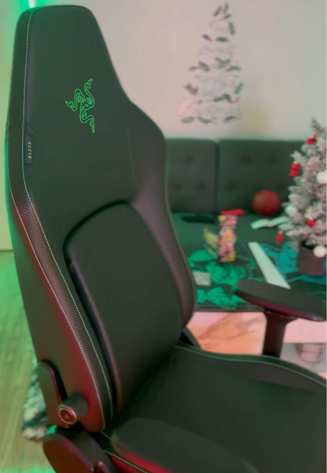 TikTok post by @realomizu for Razer. Caption reads: I JUST HAVE A BETTER GAMING CHAIR! #RazeriskurV2....