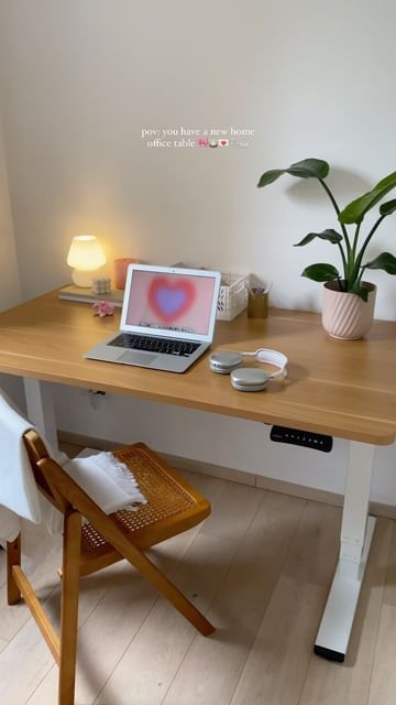 Instagram post by @its.gabriiele for FlexiSpot. Caption reads: [...] office set up and my new table from....