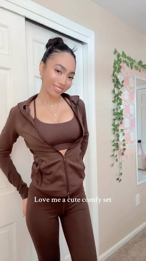 Instagram post by @marialys_frias for Charlotte Russe. Caption reads: [...] set added to my collection 🙈....