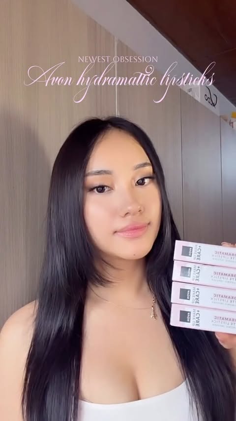 Instagram post by @imziaazii for Avon. Caption reads: [...] with these lipsticks from @in.avon the....