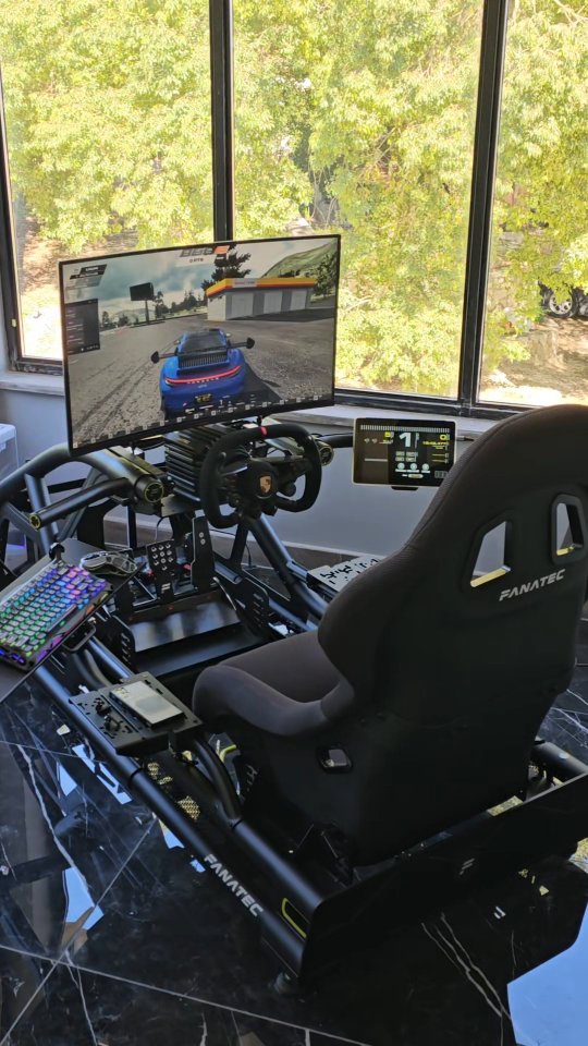 Instagram post by @matteo52boni for Fanatec. Caption reads: #Gaming #simracing #setup #fanatec
FANATEC.