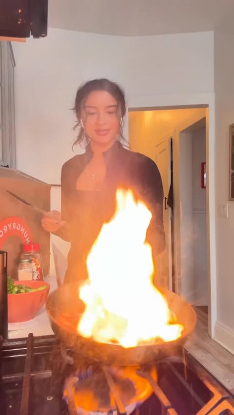 Instagram post by @foodgotmewasted for Hungryroot. Caption reads: [...] AISHA40 for 40% off your first....