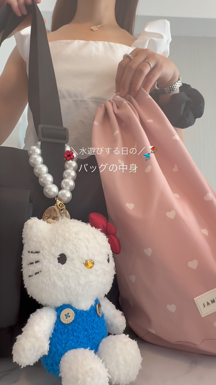 Instagram post by @usagi___155 for Thermos. Caption reads: .

水遊びする日のバッグの中身。

ミルクや離乳食がなくなったから
荷物が減ると思いきや今度は水遊....