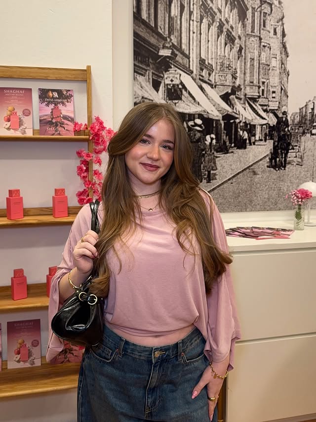 Instagram post by @evestraz for Swiss Arabian. Caption reads: [...] today 💞 (anzeige) @perfumecenter.eu....