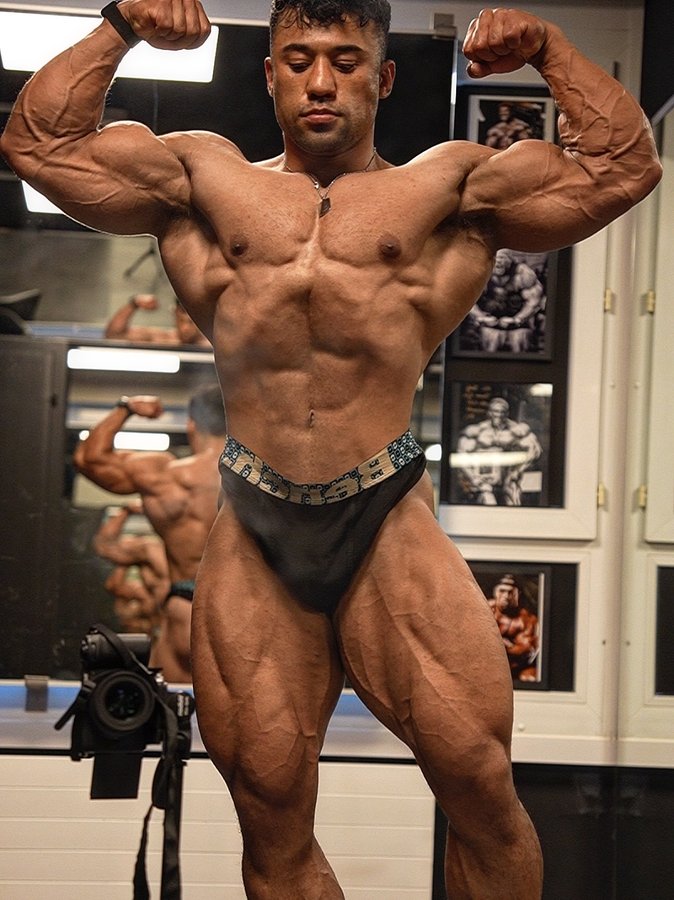 Instagram post by @momo_physique for Evogen Nutrition. Caption reads: [...] Powered by @bodypowerstore.ch....