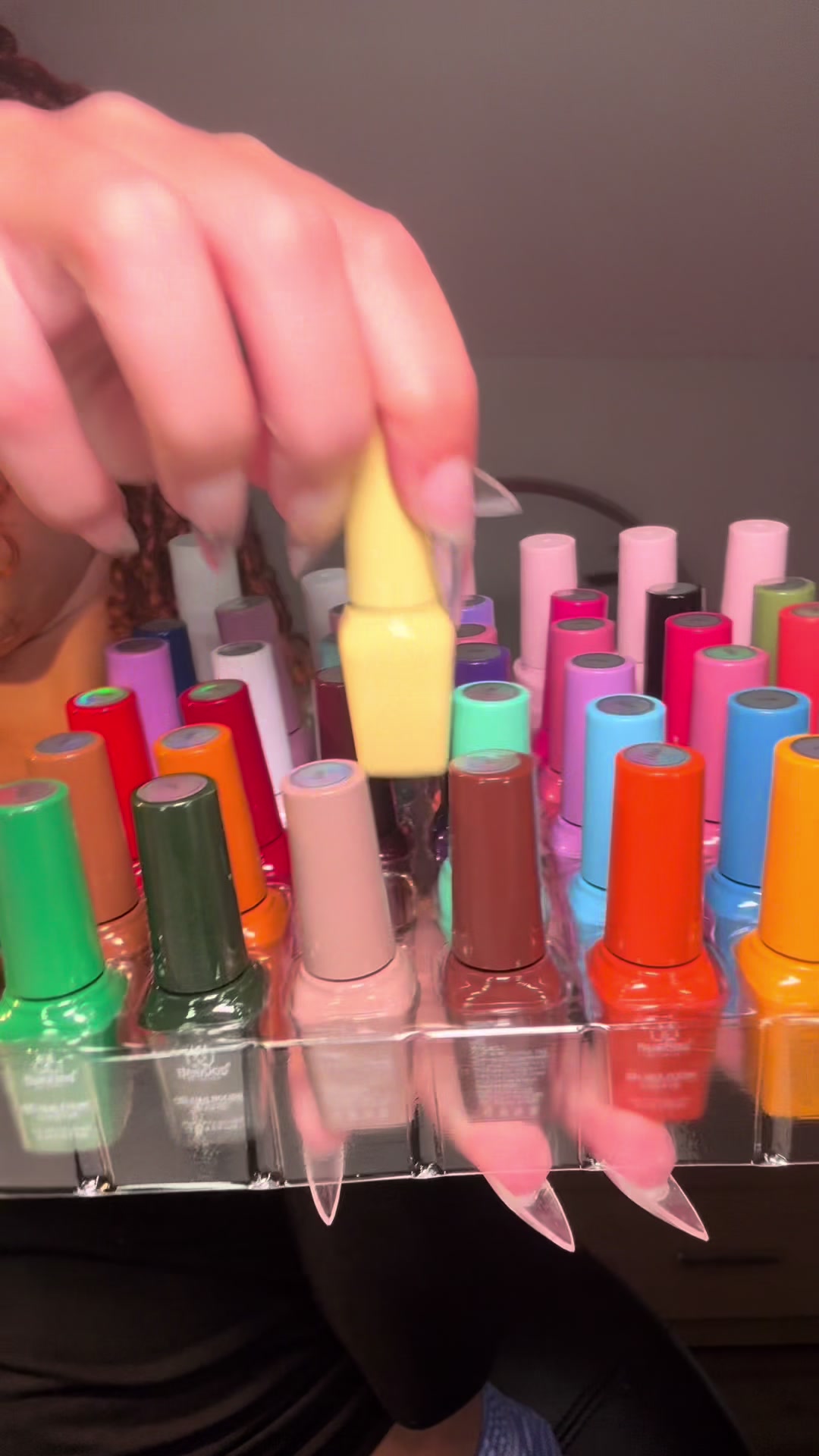 TikTok post by @dakitista for BeetlesGelPolish. Caption reads: [...] nuevas usando los productos de....