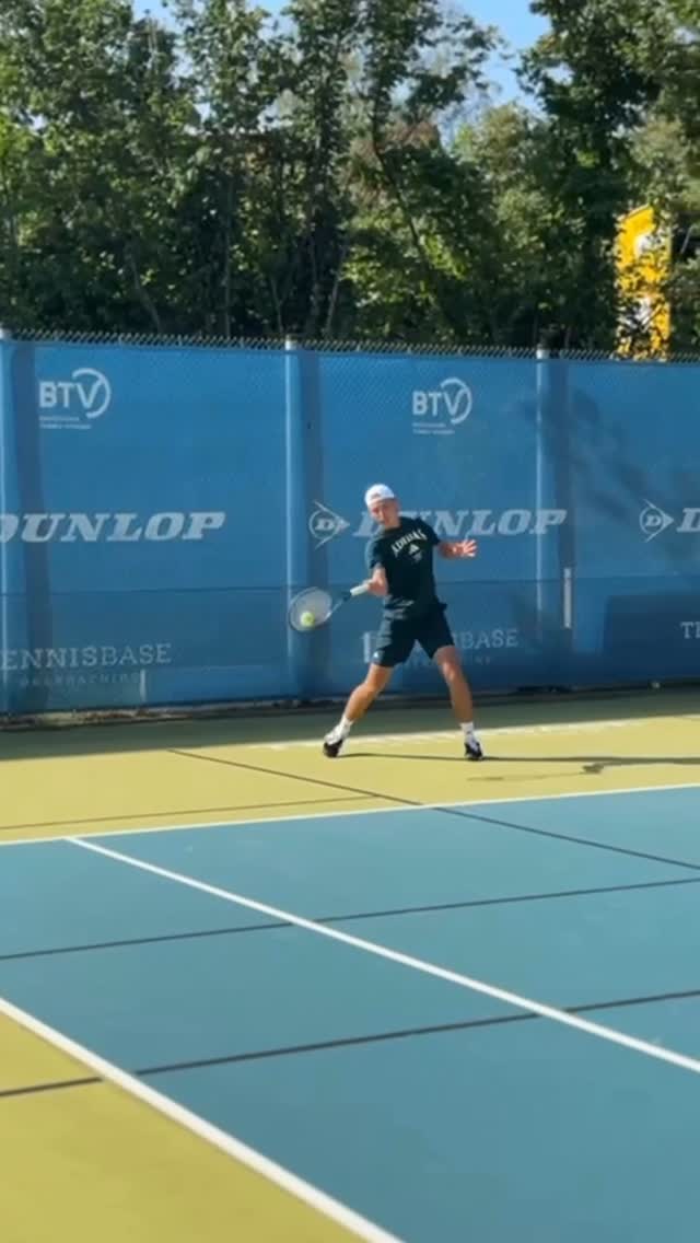 Instagram post by @tennis.de for CLIF BAR. Caption reads: #ad Training BTS fueled by CLIF BAR 🔋💪.