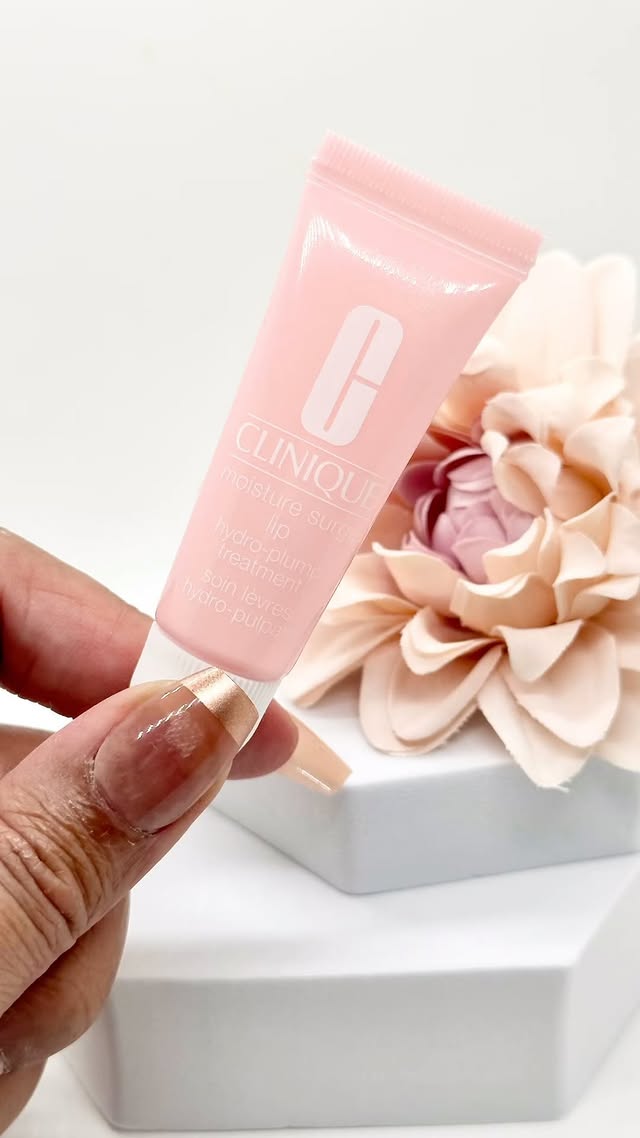 Instagram post by an influencer for Clinique. Caption reads: [...] Lip Slugging by @clinique #giftedbyclinique....