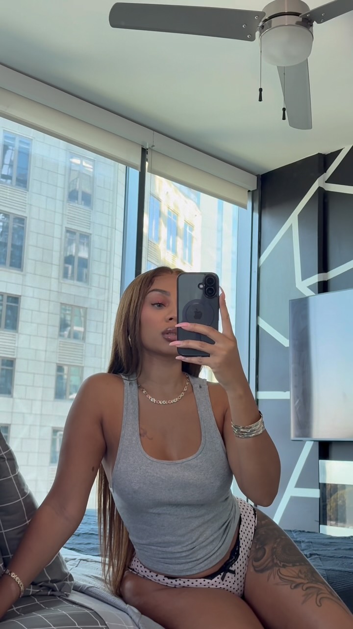 Instagram post by @betsyliscious for Splendies. Caption reads: [...] Comfy. Confident. That’s my vibe with....