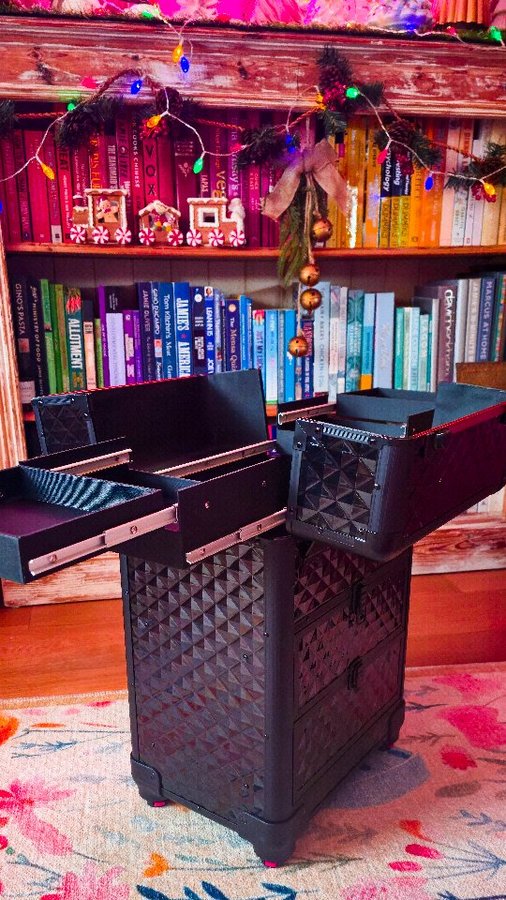 Instagram post by @thecornerflatldn for Yaheetech. Caption reads: 🎁 Ｇｌａｍ  ｏｎ  Ｗｈｅｅｌｓ 🎁

Because Santa’s sack isn’t....