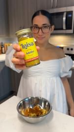 Instagram post by @stephanyvicx for Loisa. Caption reads: [...] avocado & tomato salad 💚 I used @eatloisa....