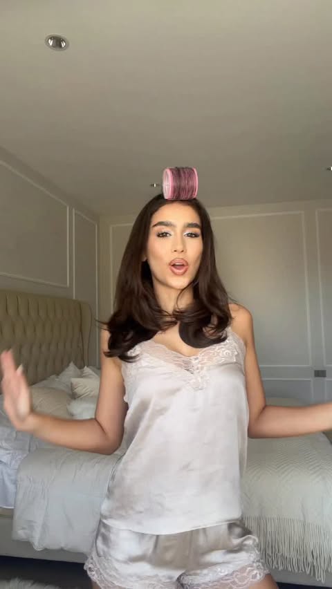 Instagram post by @anahizambranoaa for Meshki. Caption reads: [...] with me navideño!!! 🪽✨🌲

wearing:....