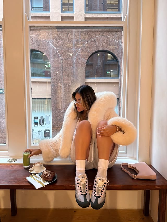 Instagram post by @maria_perezxox for JD Sports. Caption reads: [...] Air Max 95 pink foams ☕️💕🥐 shop at....