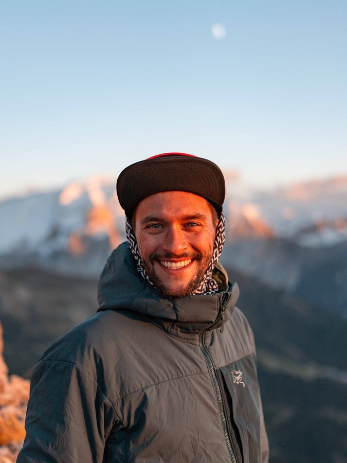 Instagram post by @iambastiano for Discover Earth. Caption reads: [...] #climbing #bergliebe #sonyalpha....