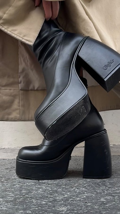 Instagram post by @maelysdimaio for Buffalo. Caption reads: [...] to walk around Paris in those heels✨....