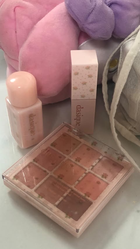 Instagram post by @sora_1109 for Dasique. Caption reads: @dasique_jp 🩰🤍pr デイジークの新作…「コテージコアコレクション」🫧 [...].