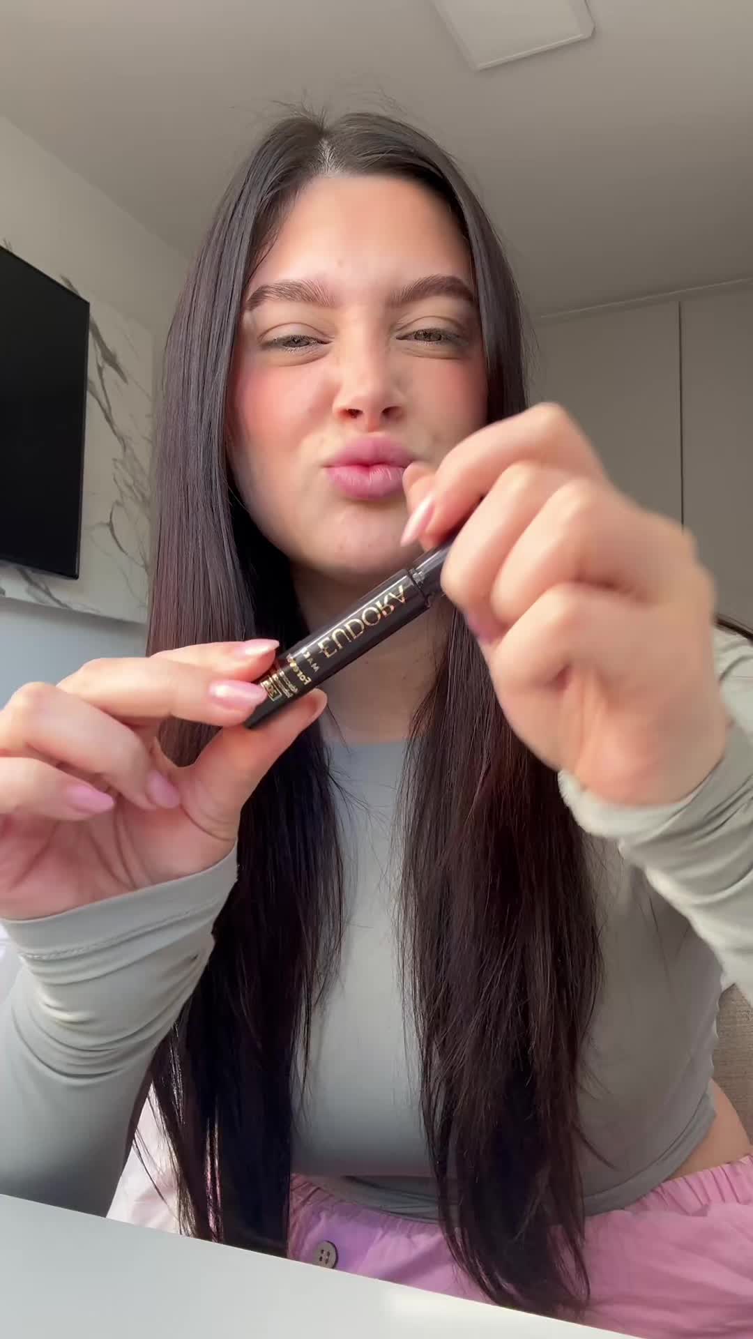 TikTok post by @ninacastanheira for Eudora. Caption reads: A make que resiste a tudo. #EudoraMakeForever....