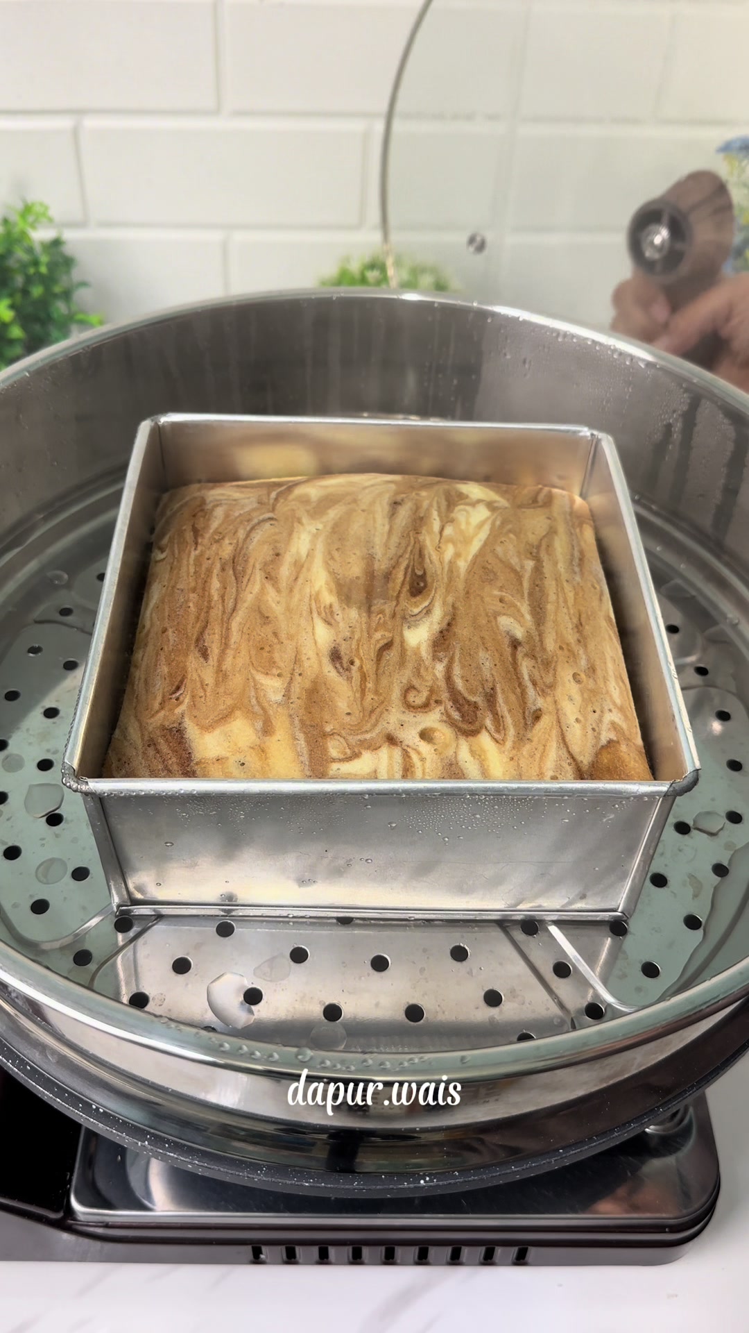 TikTok post by @dapur.wais for idealifeonline. Caption reads: Bolu marmer coklat selain tampilannya yang cantik....