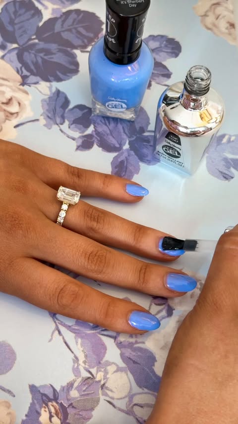 Instagram post by @thelaurennorris for Sally Hansen. Caption reads: #AD Nutcracker season nails❄️✨ I used “It’s....