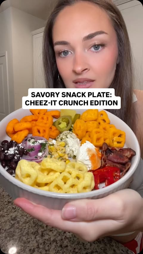Instagram post by @simplystephjaye for Cheez-It. Caption reads: @cheezit Crunch 🤝🏼 Savory Snack Plate [...].