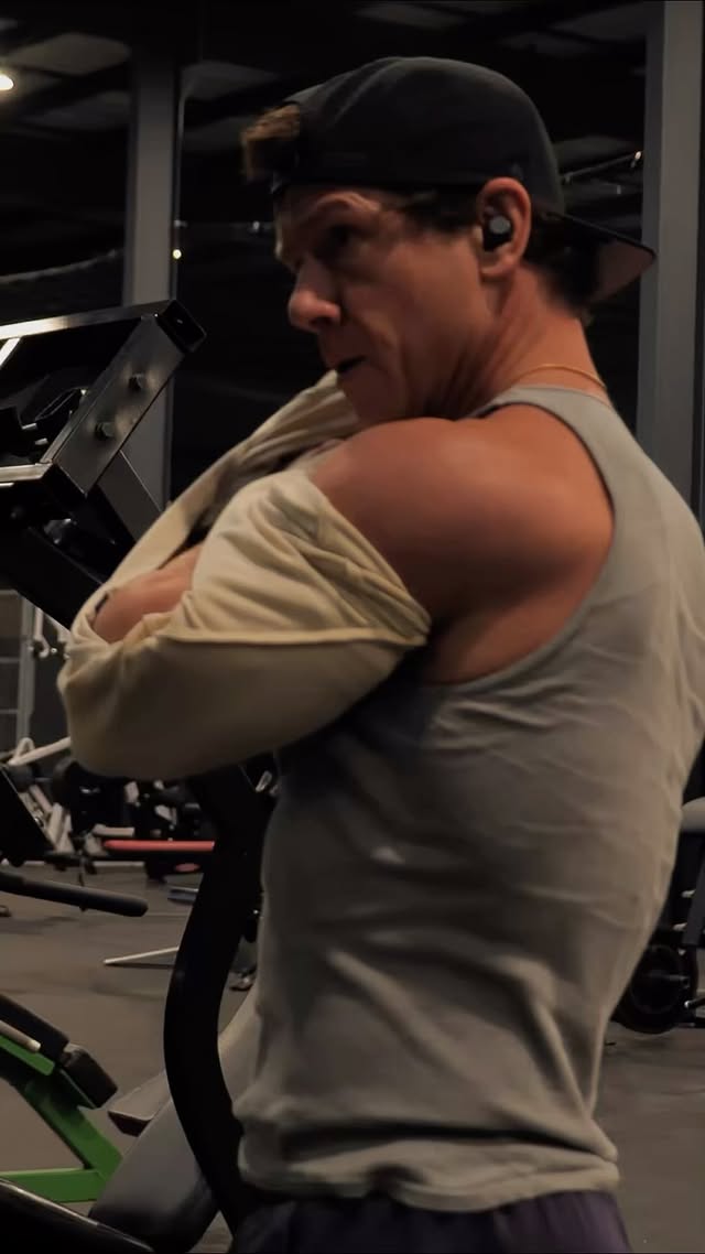 Instagram post by @dadbod_sculptors for HD MUSCLE. Caption reads: [...] to achieving real, lasting results, HD....