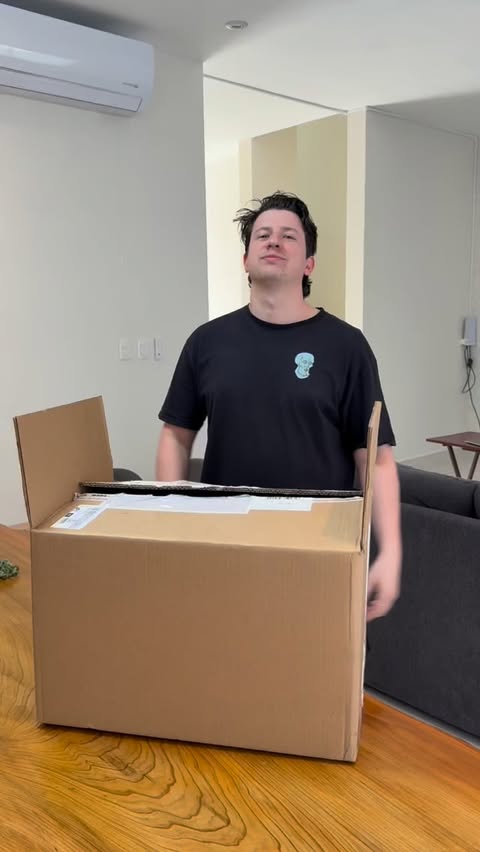 Instagram post by @soykish for STF Tech. Caption reads: Unboxingg de lo que me mando @stf.tech....