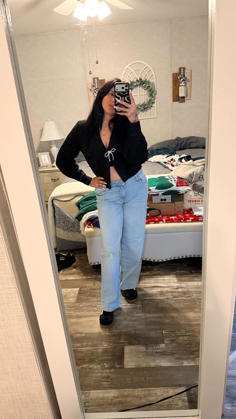 Instagram post by @kimmymanzo for Siella. Caption reads: [...] underneath matters too. I’m wearing....