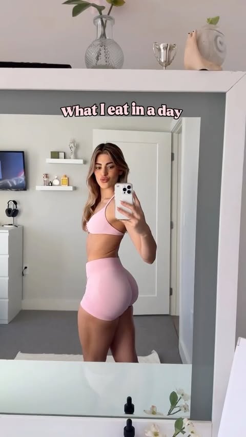 Instagram post by @denisehamdan for Barebells. Caption reads: A highly requested what I eat in a day to stay....