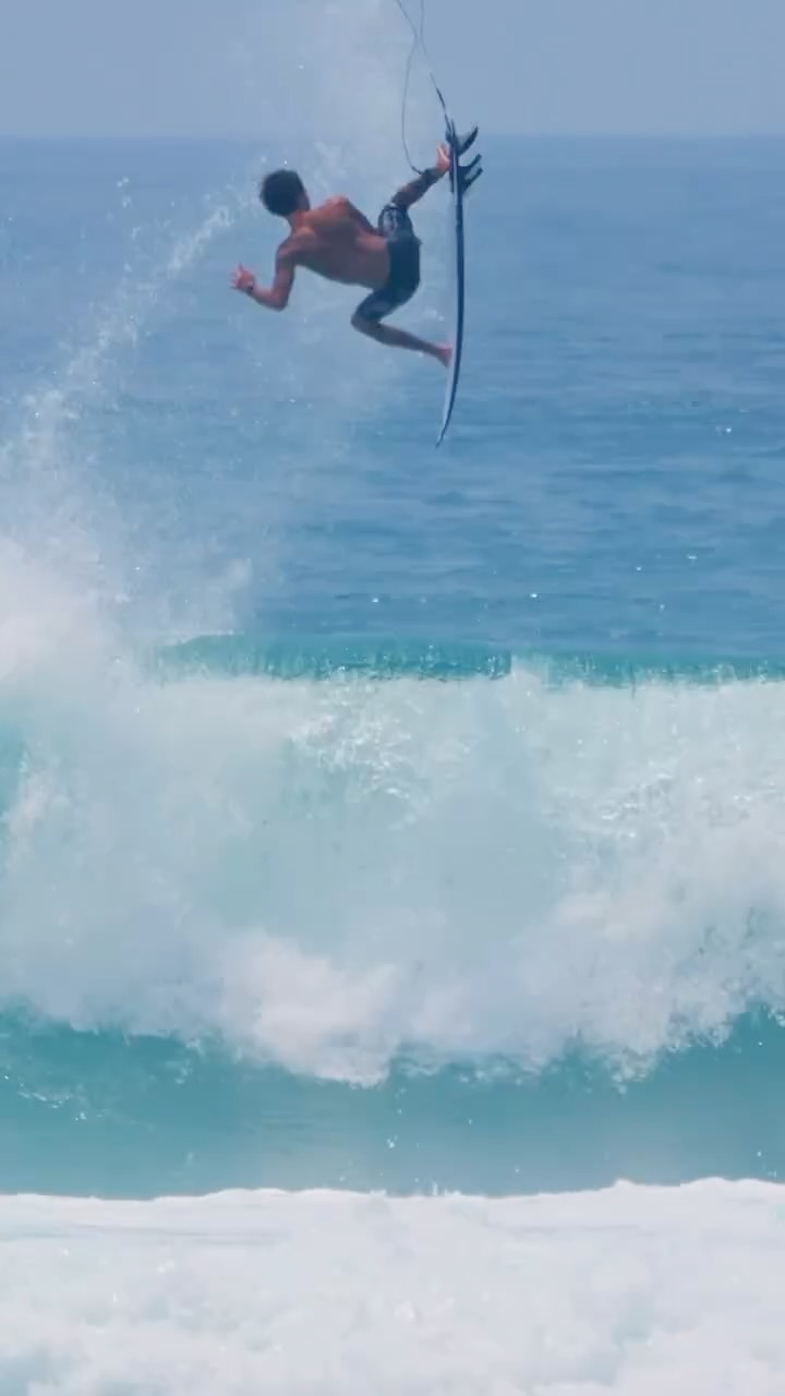 Instagram post by @snaptfive for World Surf League. Caption reads: Bolts 🔩

@bronson_meydi going mega in the new....