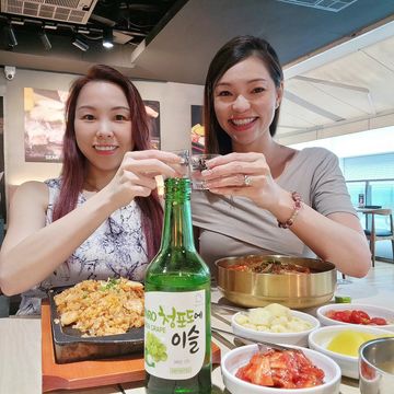 Instagram post by @puckerandpout for HiteJinro Global. Caption reads: Sipping KOREAN NO.1 JINRO SOJU with my no.1 food....