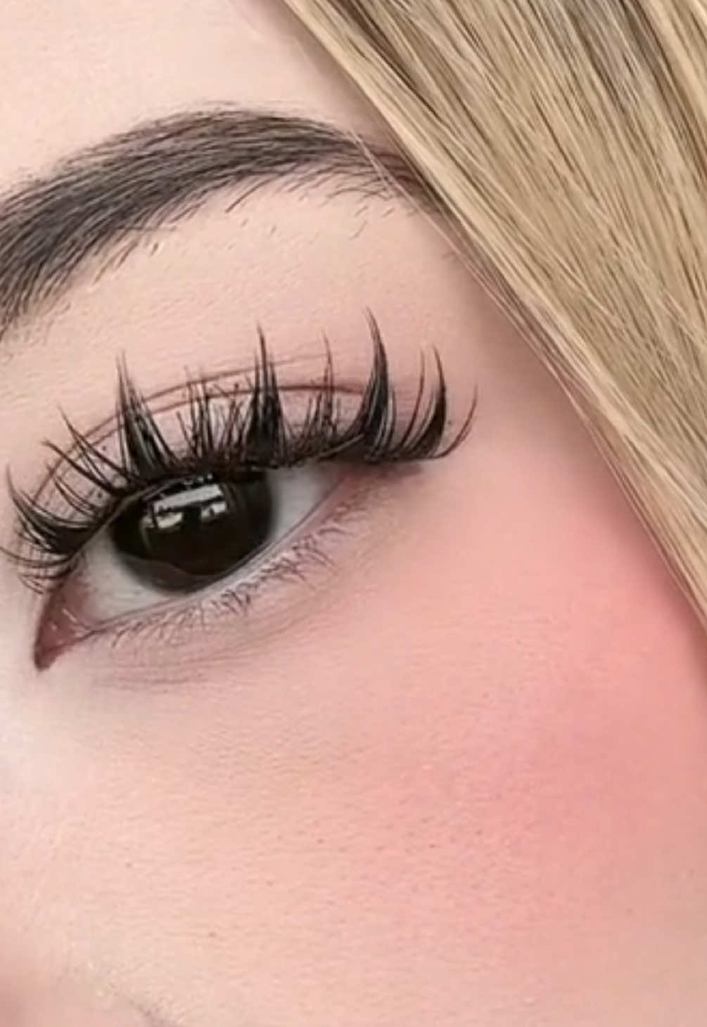 TikTok post by @lio_tqm for BQ Lash. Caption reads: #parati #fyp #lashes #bqlashes @Tienda oficial....