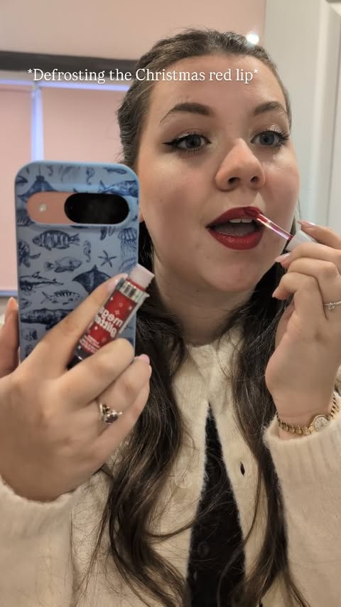 Instagram post by @joannasmalley for Pela Case. Caption reads: [...] mega glitter*❤️
And a shout-out to my....