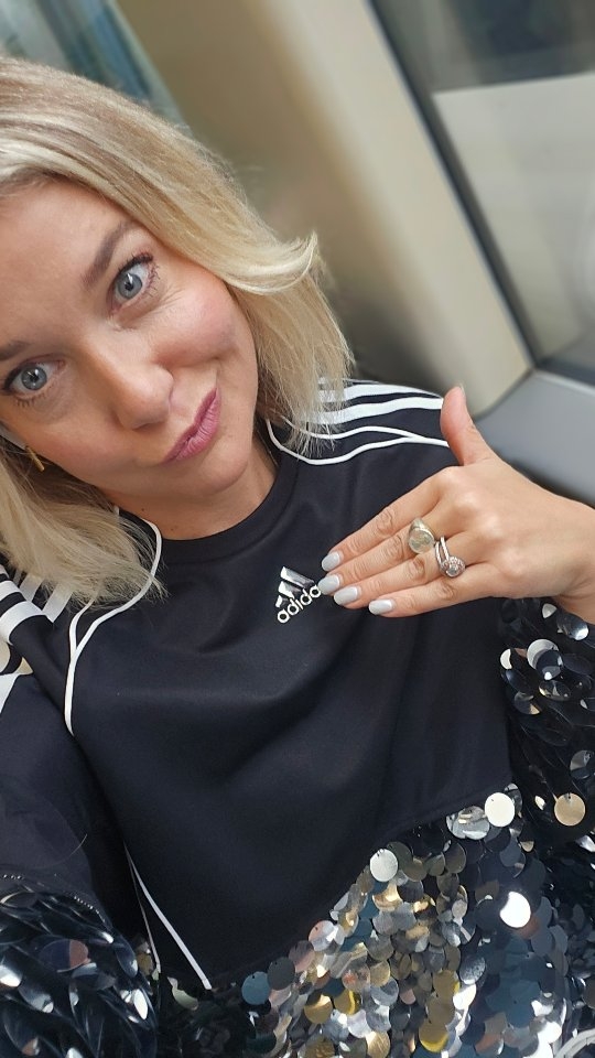 Instagram post by @dresslikeamum for London Fashion Week. Caption reads: Hands up who does their makeup & hair on the train....