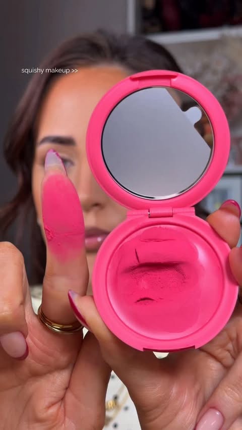 Instagram post by @itsheatherbell for Max Factor. Caption reads: Satisfying and pigmented 🤤💖✨ from @maxfactor *pr....