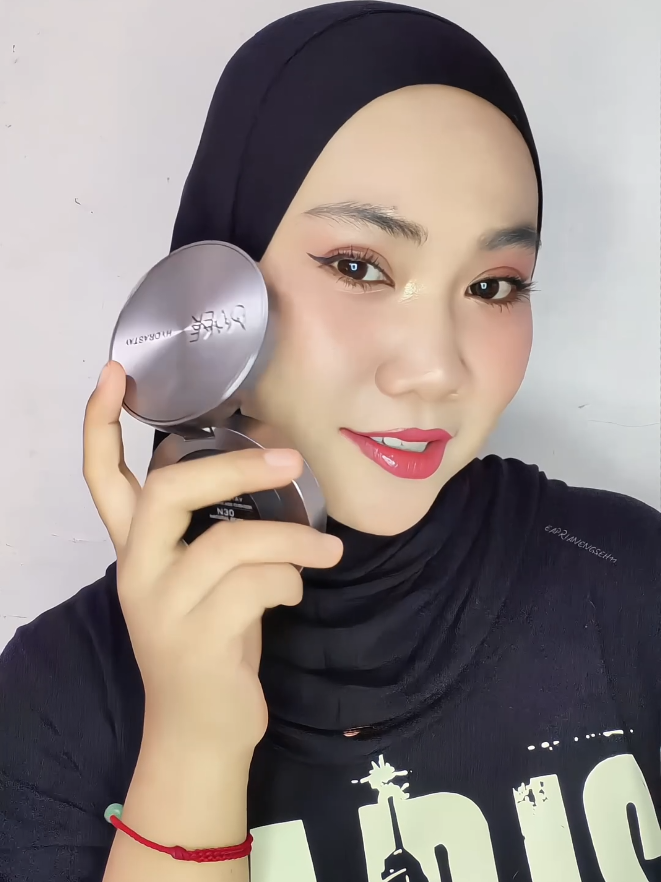 TikTok post by @eaprianengseh11 for Make Over. Caption reads: [...] tampak glowing natural? Cushion Silver Make....