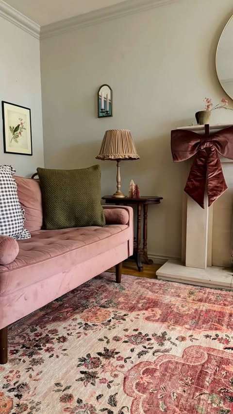 Instagram post by @honeybeeandhollie for Kukoon Rugs. Caption reads: [...] in love with my new rug from @kukoonrugs 
It....