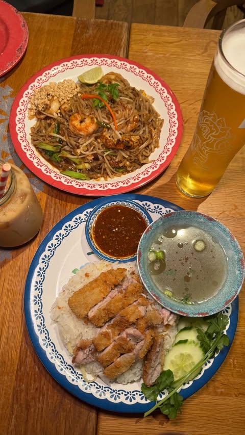 Instagram post by @jessmanvsfood for Rosa's Thai. Caption reads: 📍rosa’s thai ad | stick or twist? 🍜🍚 @rosasthai....