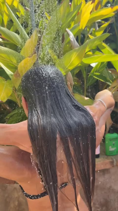 Instagram post by @avashaw.ty for California Naturals. Caption reads: [...] hydrating shower routine 💚🌴....