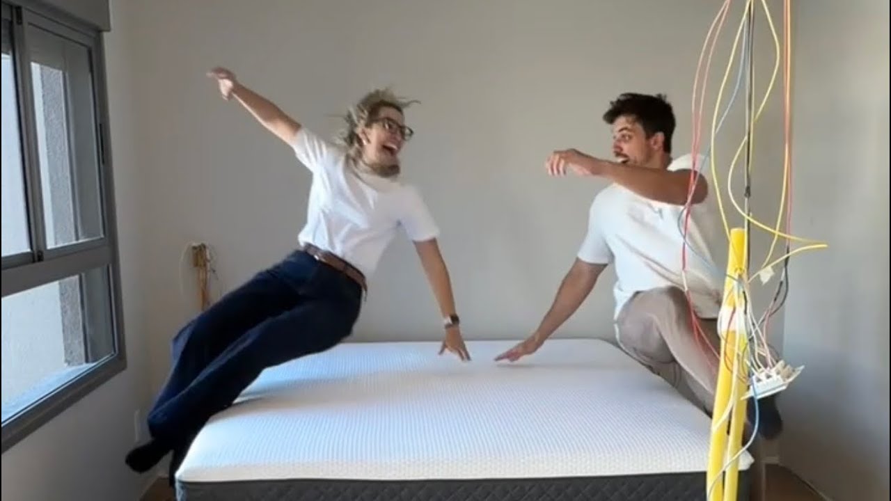 YouTube post by @GabyGarciiaSemRoteiro for Emma Colchon. Caption reads: FIRST CLEANING in the little apartment and we can....