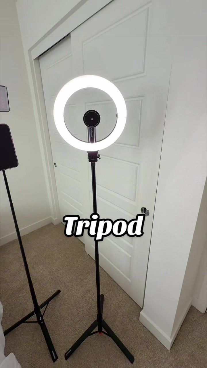 TikTok post by @danyanoemi for KraftGeek. Caption reads: @KraftGeek ✨ #kraftgeek #tripod #ringlight [...].