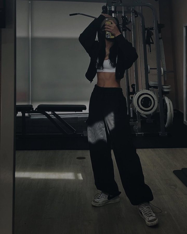 Instagram post by @yg.mee51 for Onearts. Caption reads: ⁡
ONEARTS新作セットアップ🖤
ショート丈セットアップ可愛い😍
#治安悪め🖤✌️ニッカポ....