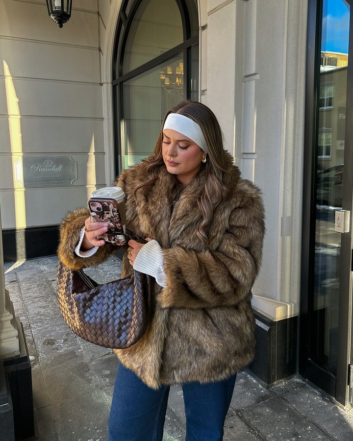 Instagram post by @melodydefrias for KaseMe. Caption reads: who’s callin my phone 📲?
.
.
@kasemedesign use....