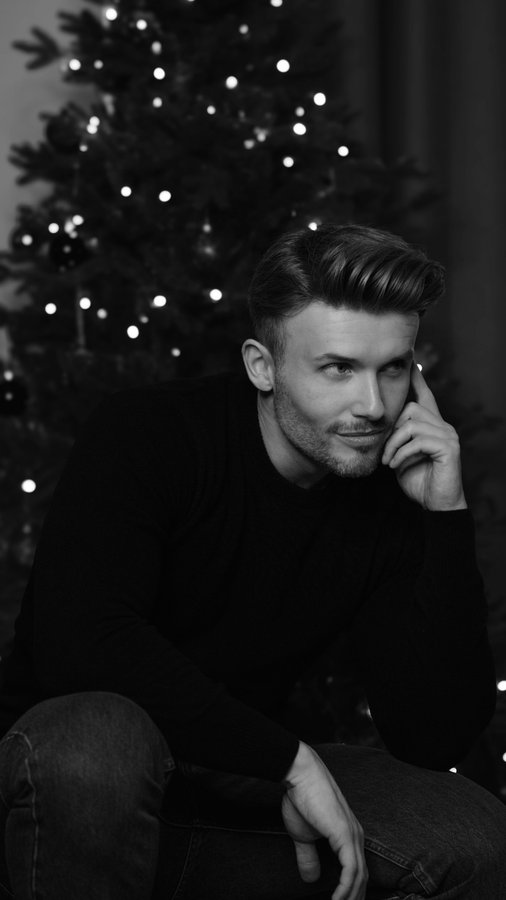 Instagram post by @lukas_gru for SANVT. Caption reads: Werbung | Ad

Happy First Advent! 🎄

The holiday....