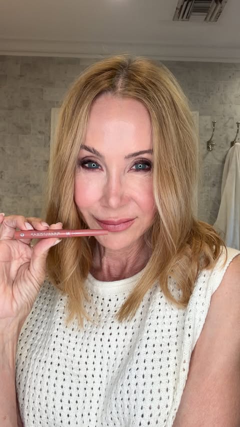 Instagram post by @lisabreckenridge for L'Oréal Paris. Caption reads: The lip combo you need right now 👄 The new....