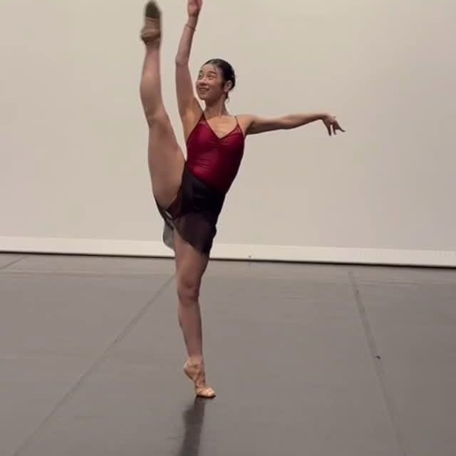 Instagram post by @antoniamanrique_ for Só Dança. Caption reads: 25% OFF SITEWIDE 😱 #sodancers 

Happy....